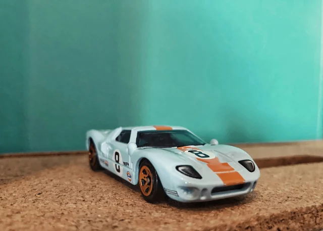 Diecast balap putih dengan garis oranye dan nomor 8