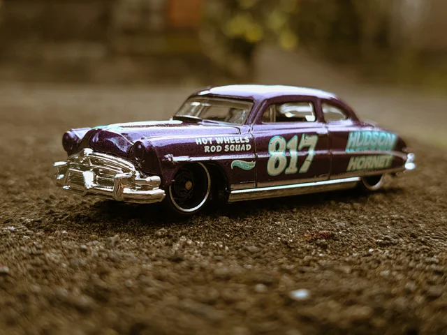 Diecast Hudson Hornet ungu dengan nomor 817
